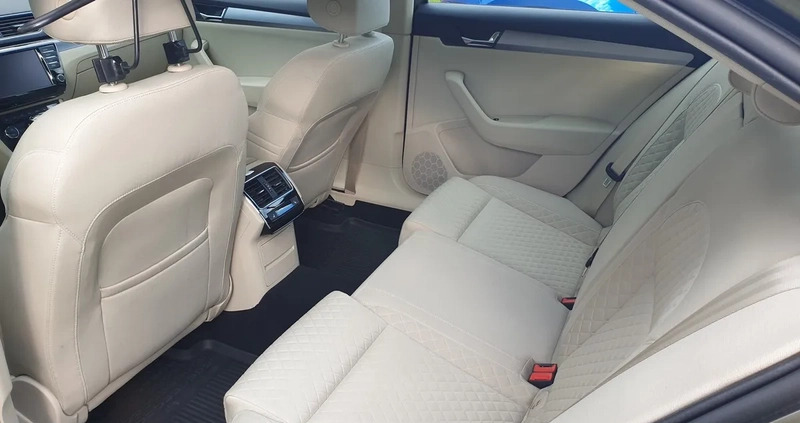 Skoda Superb cena 74900 przebieg: 150871, rok produkcji 2017 z Poznań małe 277